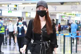 张萌穿件“睡衣”都高级，黑色缎面套装休闲潇洒，不愧是老板娘图片