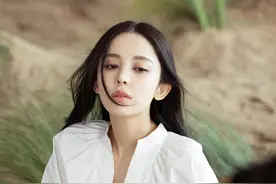 古力娜扎新时装大片真好看！泡泡袖衬衫+碎花半身裙，浪漫又复古图片