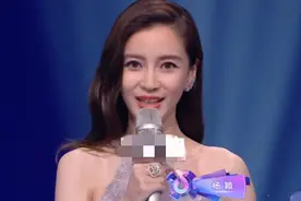 奇妙夜晚会细节多：baby主持细纹抢镜，虞书欣肩带滑落图片
