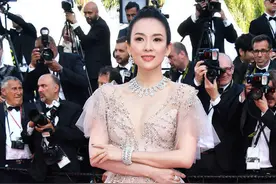 又被章子怡惊艳了，穿深V领薄纱连衣裙走红毯，气质高贵又优雅图片