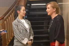 吉娜怀孕后现身，见德国老乡太亲切！孕肚疑3个多月外套都挡不住图片
