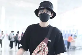 汪苏泷一袭黑色现身机场，低调穿搭不失时髦感，喜欢你的歌好多年图片