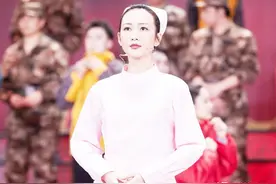 王鸥首次穿护士服登台表演，38岁一身粉真精神，这打扮娱乐圈少见图片