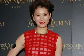 袁咏仪有清新自然的外观形象，穿上红色田格连衣裙，显得平易近人图片