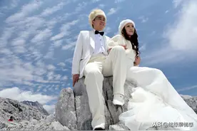 公婆去儿子家看孙子，遇上儿子儿媳在闹矛盾，老夫妻俩管教儿子图片