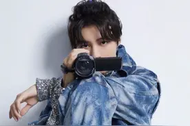 TFBOYS日光旅行七周年，王俊凯扎染牛仔外套搭配亮片高领衫图片
