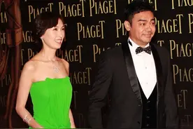 刘青云老婆的造型太难懂，肚脐位置挖个洞，礼服皱皱巴巴意外好看图片