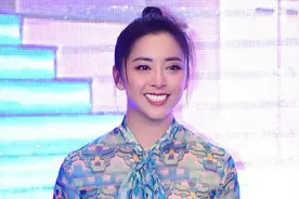 黄小蕾终于改风格，穿印花衬衫配白色阔腿裤，整个人气质都变了图片