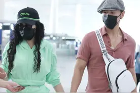 跳累了？钟丽缇和老公张伦硕低调赶行程，手拉手没有展现舞姿图片