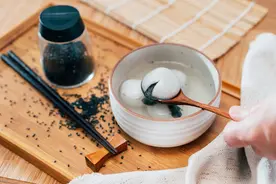 自制黑芝麻汤圆，不破皮不露馅，吃起来香甜软糯，不用出门买了图片
