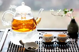 这杯茶膏沁润的不止是甘甜，更是价逾黄金的名家收藏图片