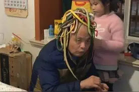 孙女用玩具把爷爷变成“美杜莎”，老人淡定嗑瓜子：使劲折腾吧图片
