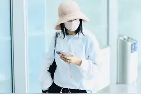 沙溢老婆胡可现身机场，包裹严实没认出，和沙溢婚后9年超幸福图片