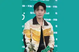 侯明昊身穿扎染衬衫现身直播，尽显青春活力又不失潮流图片