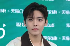 侯明昊身穿扎染衬衫现身直播，尽显青春活力又不失潮流图片