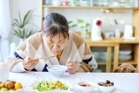 早上是先刷牙后吃饭，还是先吃饭后刷牙呢？一文便知图片
