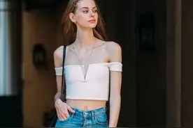 夏季就要拒绝平庸，超火的“微露”穿搭，时髦起来很给力图片