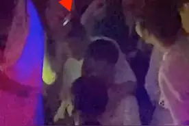 玩太嗨？32岁王思聪酒吧与帅哥贴身热舞，牵手搂脖举止太亲密图片