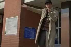 54岁林志炫现身中学与千人合唱单身情歌，隐婚多年儿子已上中学图片