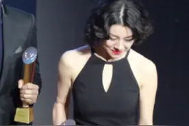 刘琳“媚”到骨子里，穿“肚兜式”长裙秀S曲线，红唇卷发更高级图片