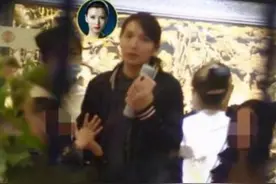 阔太陈好带俩女儿聚餐，身材臃肿打扮朴素，端酒杯一饮而尽很豪爽图片