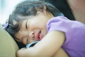 孩子发脾气爱摔东西，打骂不管用，聪明妈妈这么做一招“治服”图片