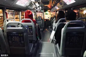 女生公交车上让座，却被大爷找到学校！当事人：当时没想这么多图片