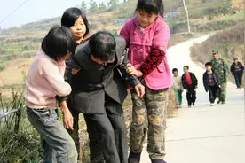 孩子在路上扶了摔倒的老奶奶，您会选择鼓励孩子还是批评孩子？图片