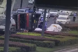 突发！货车侧翻！成都三环路东往南拥堵严重图片