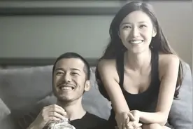 甜蜜！36岁小生离巢三年回TVB升级做男一 与26岁女神女友爱得火热图片