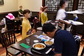 日本餐厅摆放十几个假人模特陪顾客吃饭，顾客少，用它来凑有创意图片