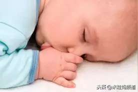 这个所有孩子都有的小动作，可能导致手指畸形图片
