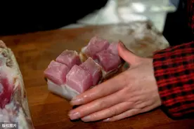 夫妻俩大山里养猪不卖猪，烧起大灶制作土味猪肉，满是童年味道图片