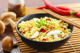 宅家吃了半个月方便面，你知道方便面为什么是弯的而不是直的吗？图片