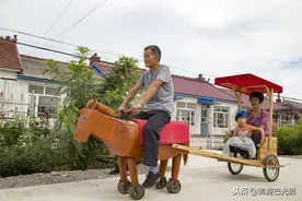 吉林6旬老木匠爱折腾，发明1个“电马”让老婆兜风，看啥样图片