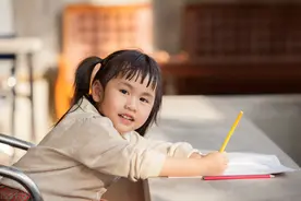 老人把孩子送到学校后就闲了？过来人说出心里话，年轻人要反思图片