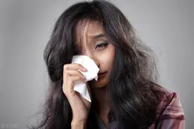 捡到室友的一张小纸条，女子一番操作后欠下160万，还被拘留了！咋回事图片
