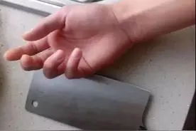 男子高速表演菜刀反复砍手，胆子真大，23张搞笑动图，笑到过瘾图片