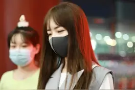 秦牛正威一袭西装干练气质，给粉丝签名化身温柔姐姐图片