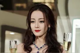 迪丽热巴新活动路透，这颜值，这身材，简直太完美了图片
