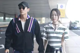 霍思燕引领“乞丐装”时尚，条纹POLO衫拼接纱裙，精致温柔好减龄图片