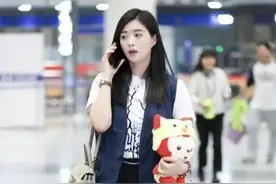 蒋欣虽然微胖但很会搭配，蓝色马甲遮肉又显嫩，妥妥的藏肉二十斤图片