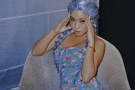 王菊又出新造型？蓝色头发搭配蓝色吊带裙，皮肤颜色太亮眼了图片