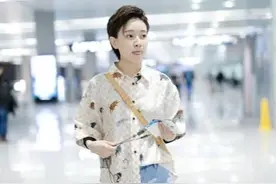 焦俊艳尝试大背头，穿衬衫配破洞牛仔裤，眉清目秀很像“假小子”图片