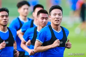 邓卓翔圆月弯刀建功，武汉三镇2-1战胜北京理工，获冲甲主动图片