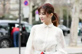 徐璐到了国外看秀气质不一样，穿白色蕾丝套装，换了风格更高级图片