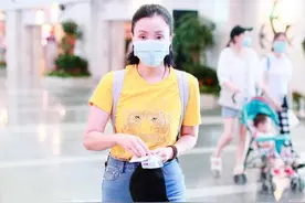 陶虹体态气质好，"肥腿裤"也能轻松驾驭，看着不像奔五的人图片