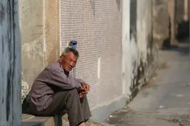 很多儿媳妇不愿意让公公住家里，看了这些原因后：父亲真不容易图片