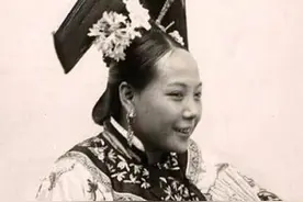 清朝富婆：个把月才清头发污垢，护发用茶籽油，发型讲究梳妆复杂图片