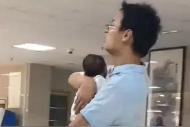 宝爸抱新生儿去医院，肢体扭曲连五官都在用力，网友：肯定是新手图片